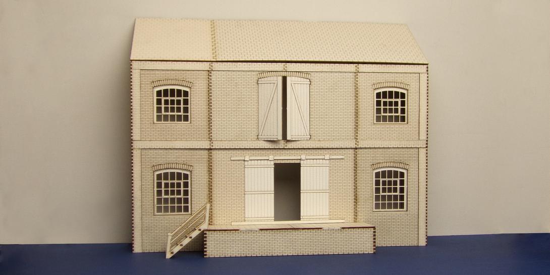 B 70-02 O gauge lineside warehouse low relief version