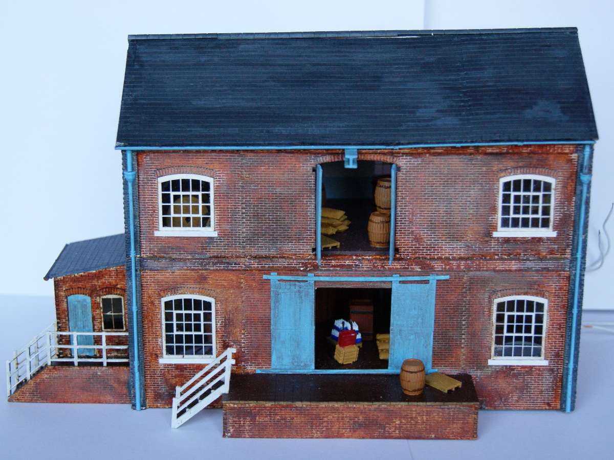 Beautifully assembled and painted B 00-16 warehouse by Claire and Martin. Some of the modifications include pipes and gutters as well as steel beam for the crane.