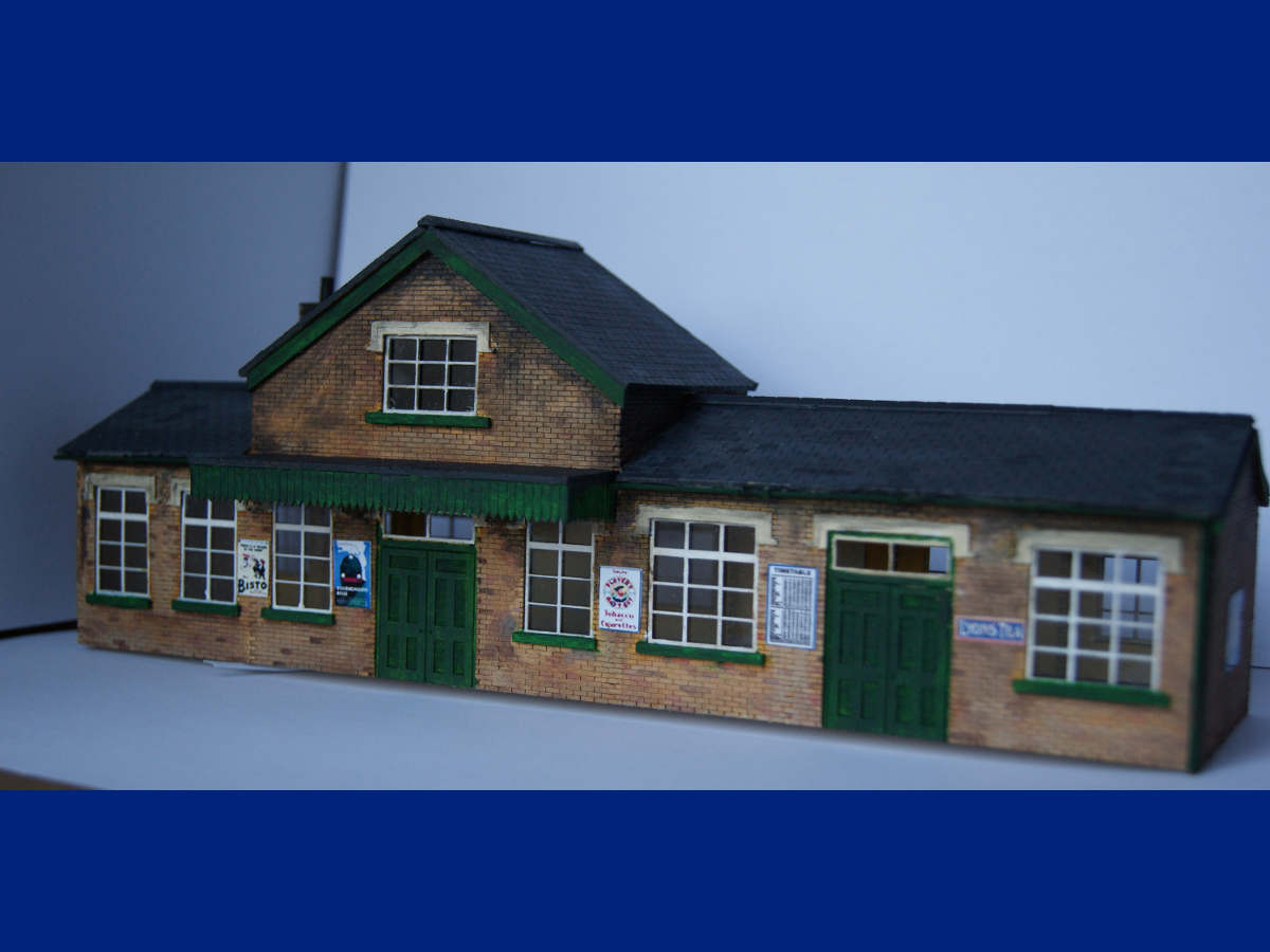 A beautifully painted LCC B 00-14 medium station with LCC B 00-01 station canopy in Southern colours. Modifications to the base kit B 00-14 include poster and gutters as well as the canopy.