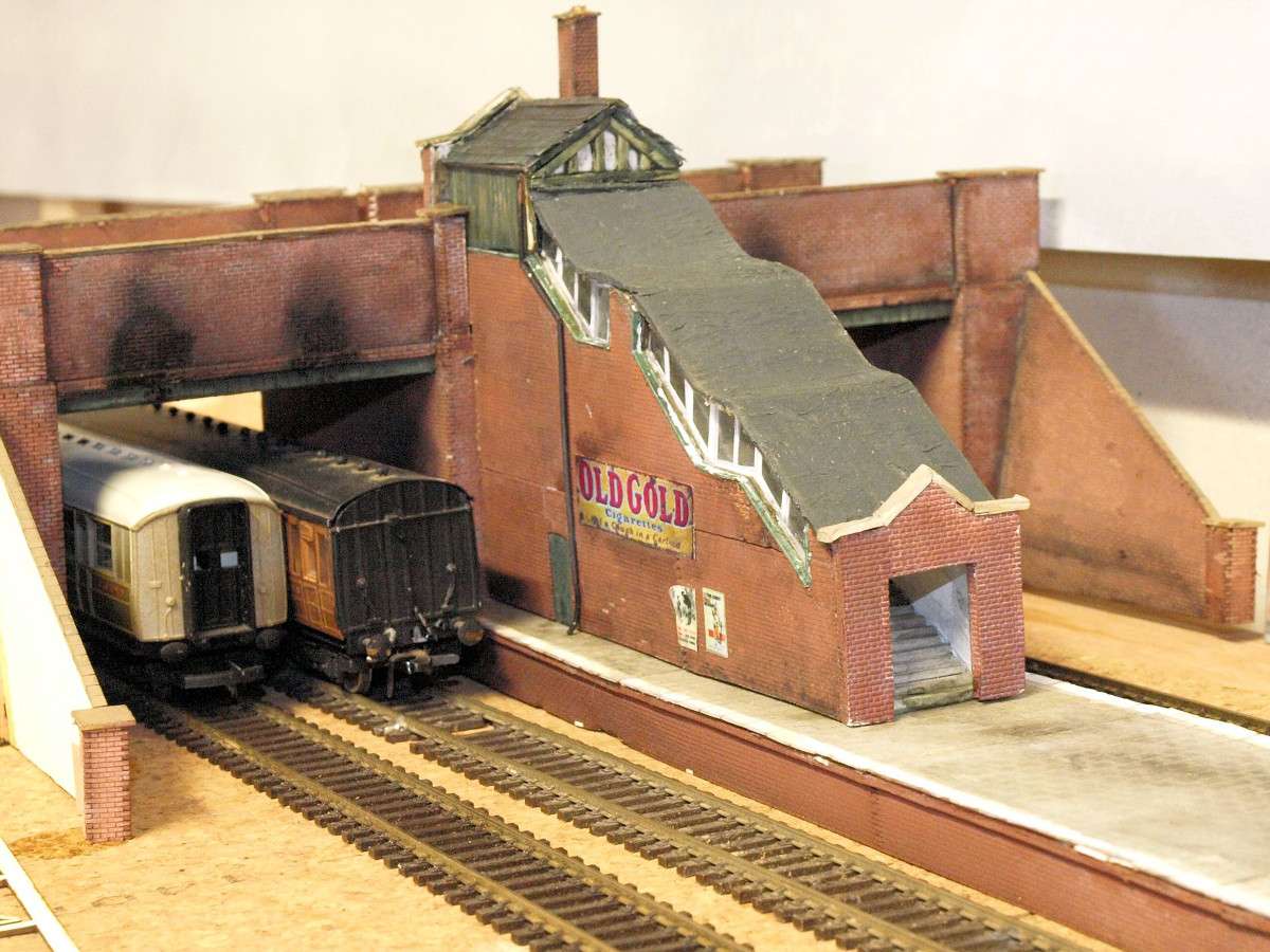 Bridge modified by Nigel Ford. With some added parts a stairway was created between two brick bridges (B 00-22). Also picture shows the B 00-07 platform in use.